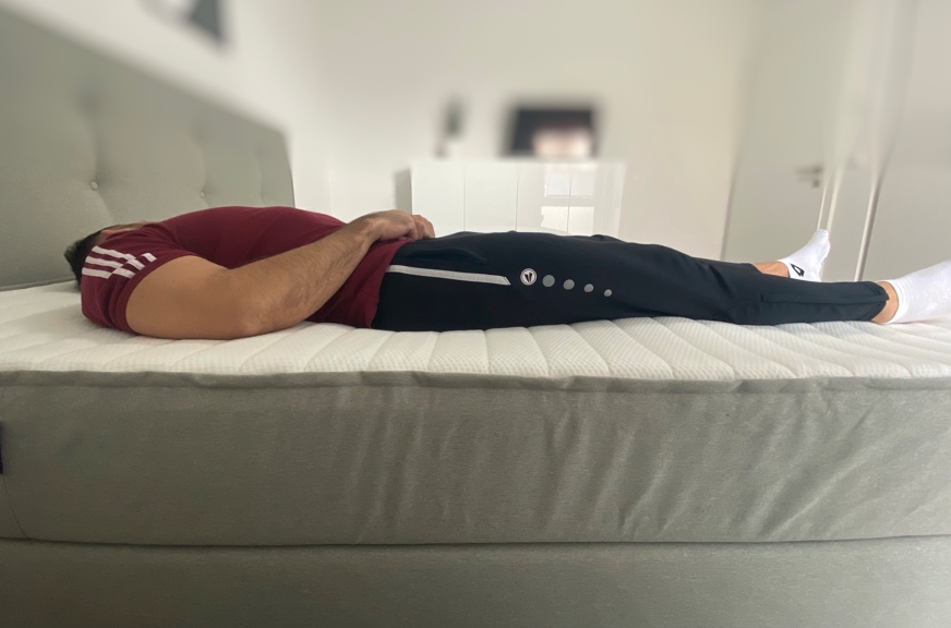 Mannelijke testslaper op Bruno boxspring